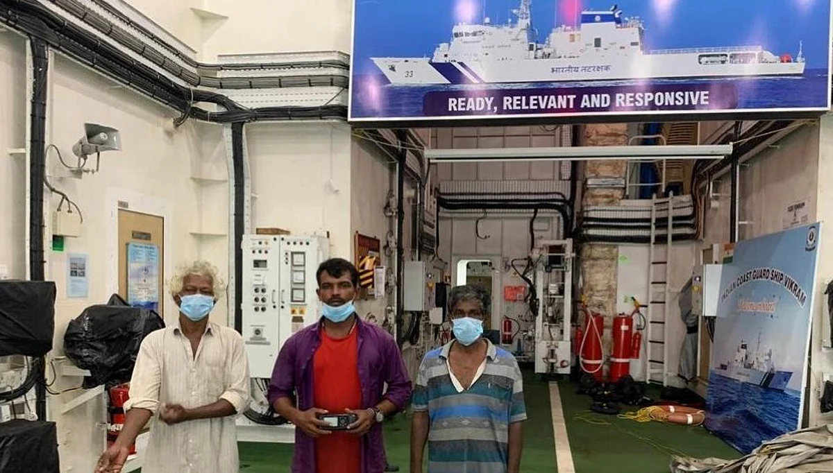 कोस्टगार्डच्या 'विक्रम'चा पराक्रम; चक्रीवादळात सापडेलेले मच्छीमार वाचवले