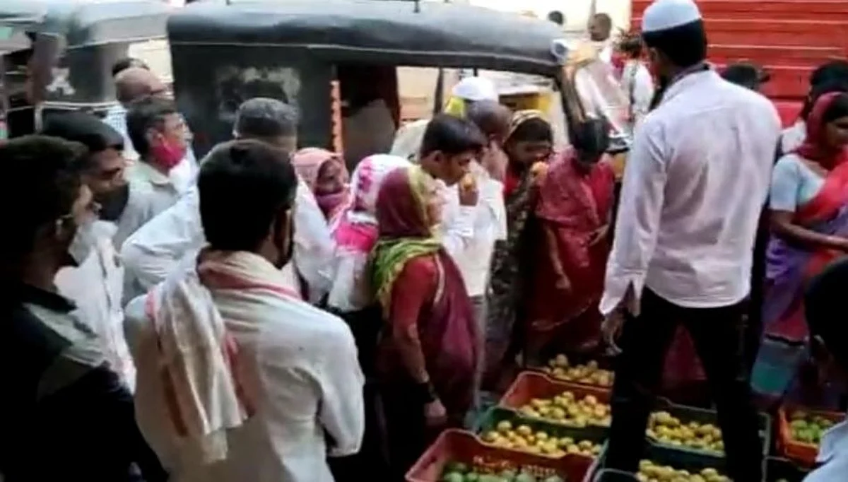 कडक लॉकडाऊनमध्ये परळी शहरात भरला फळबाजार
