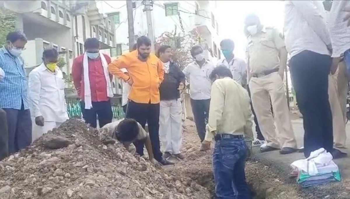 दंडुक्याच्या धाकाखाली चक्क अभियंत्याला करायला लावले खोदकाम