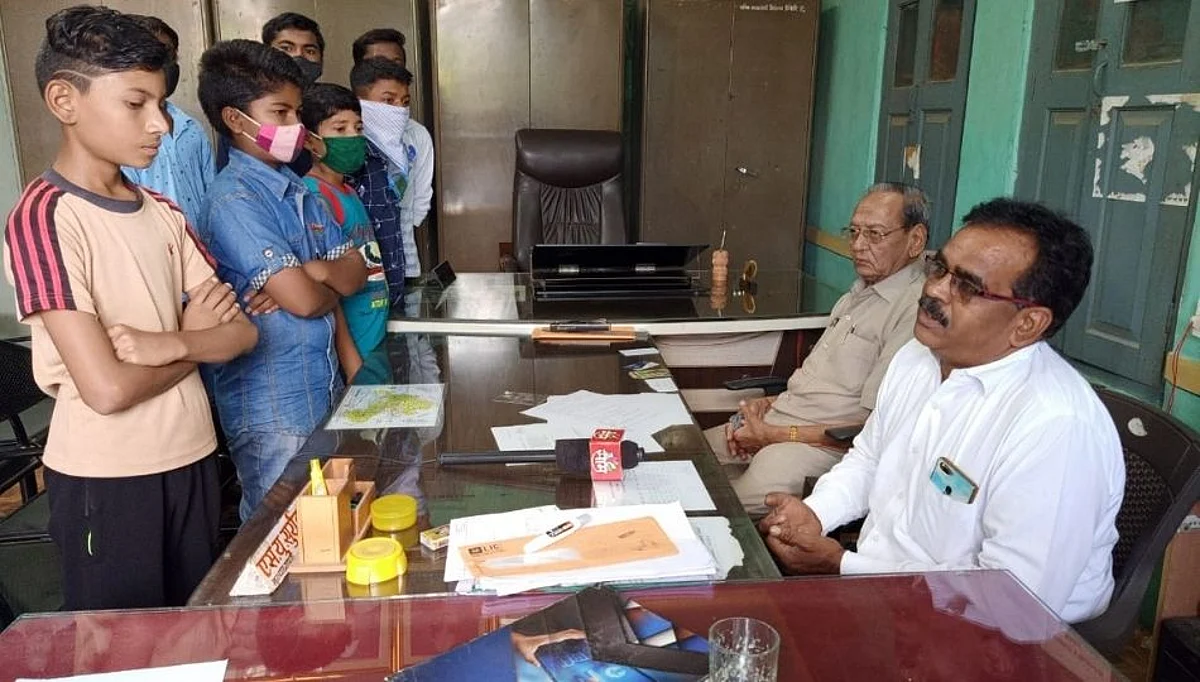 शाळेच्या पहिल्याच दिवशी विद्यार्थ्यांनी प्रश्न विचारातच गुरुजींचे पाणावले डोळे