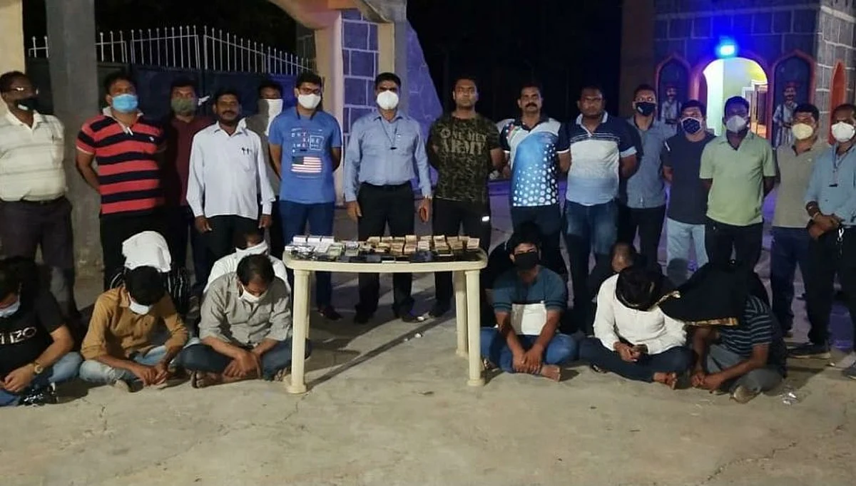 भंडाऱ्यात जुगार अड्ड्यावर धाड टाकत पोलिसांनी हस्तगत केला 35 लाखांचा मुद्देमाल