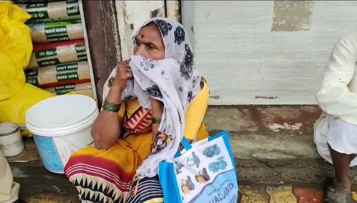 बियाणे आणि खते खरेदीसाठी आलेल्या शेतकऱ्यांना चोरटे बनवत आहेत लक्ष्य !