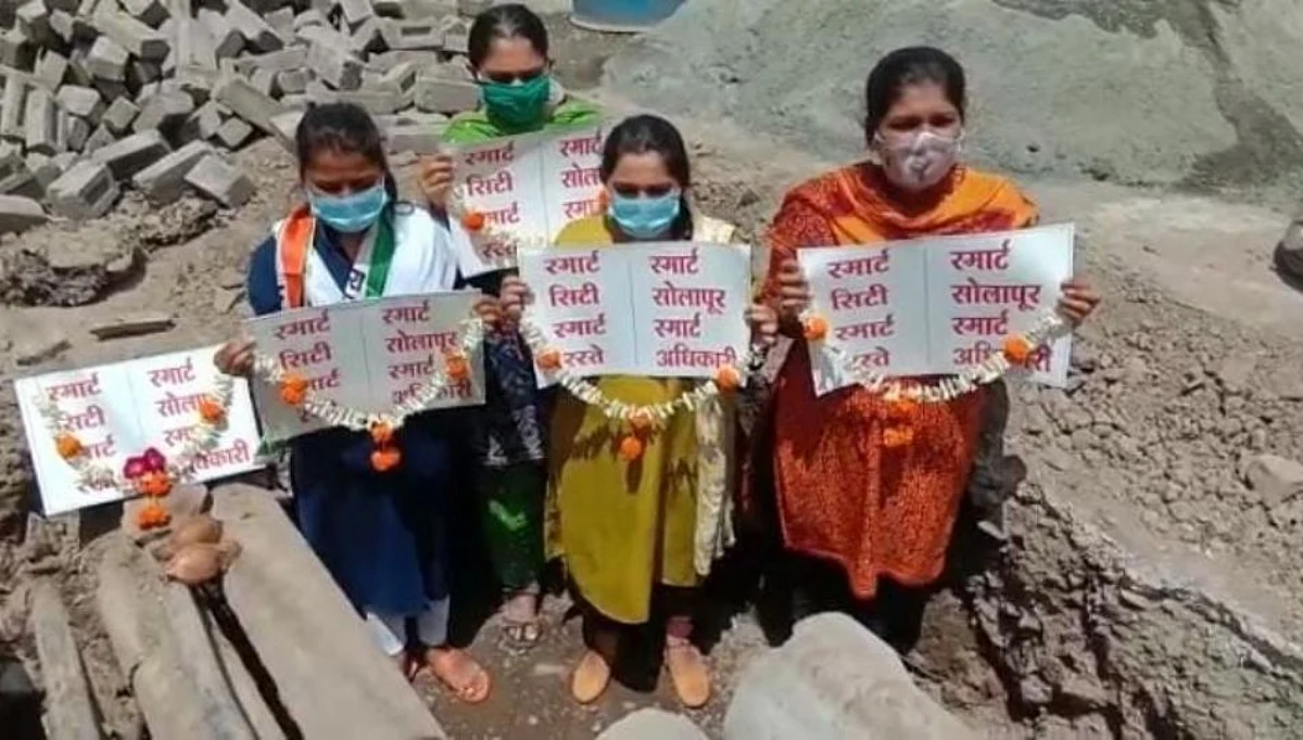 राष्ट्रवादी युवतींचं 'स्मार्ट सिटी'च्या खड्ड्यात उतरून आंदोलन...