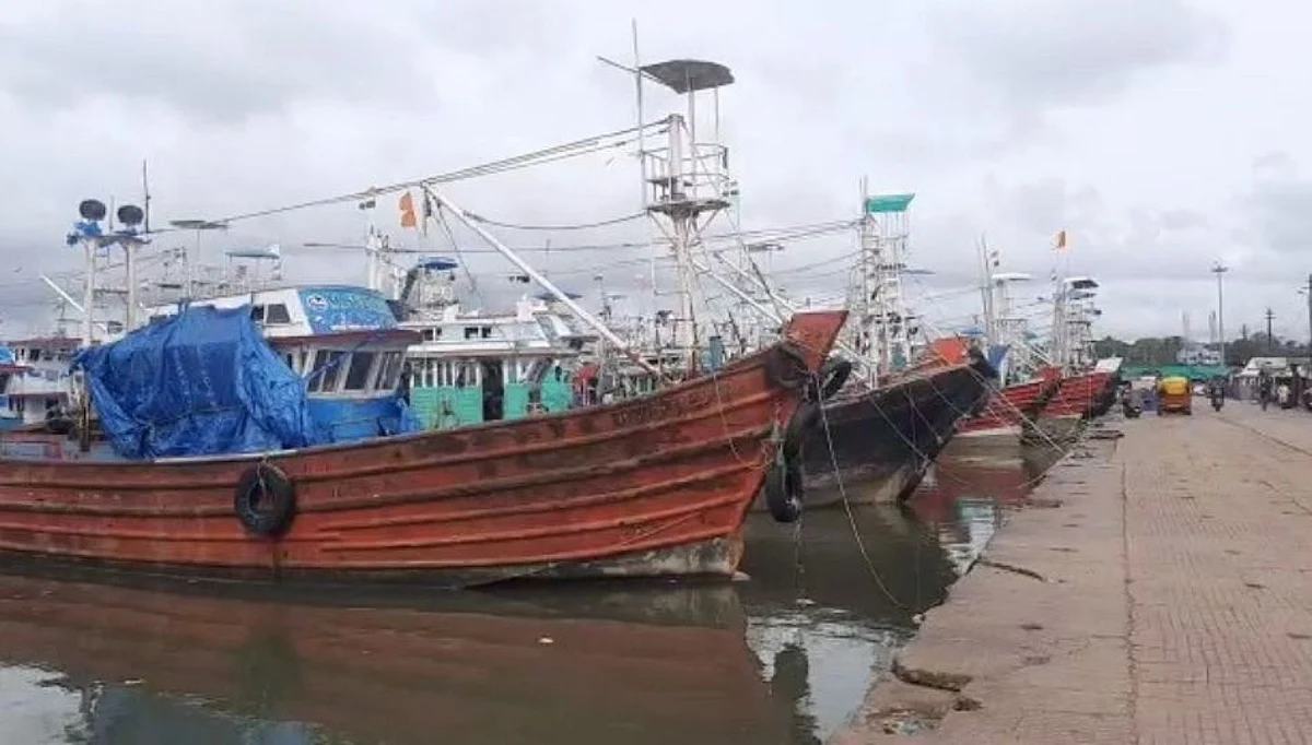 तोक्ते चक्रीवादळामुळे मच्छीमारांचे नुकसान कोट्यावधीची उलाढाल ठप्प