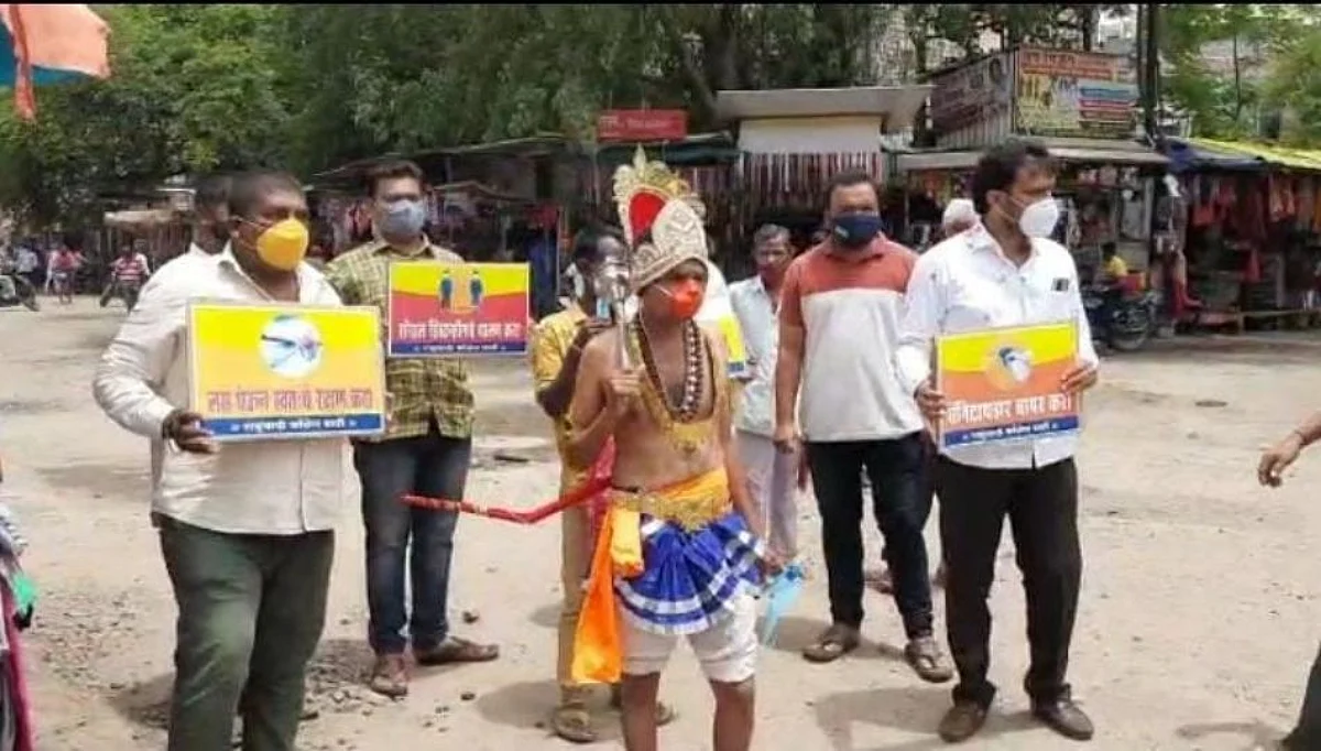 सोलापुरात कोरोना जनजागृतीसाठी 'हनुमान' अवतरले रस्त्यावर