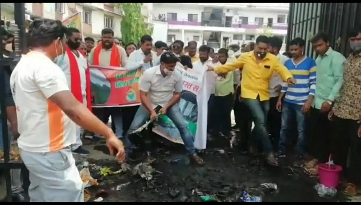 महापालिकेत टाकली घाण; शिवसेनेचे अनोखे आंदोलन