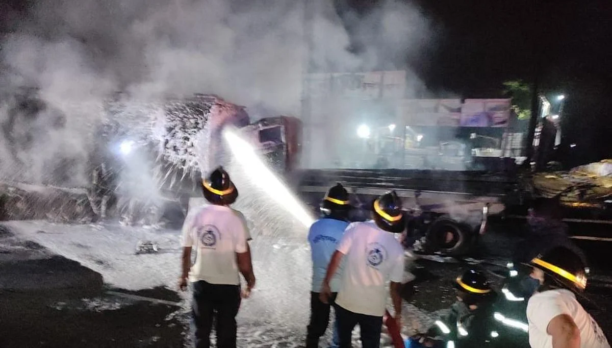राष्ट्रीय महामार्गावर कंटेनरवर ऑईल टँकरची धडक...