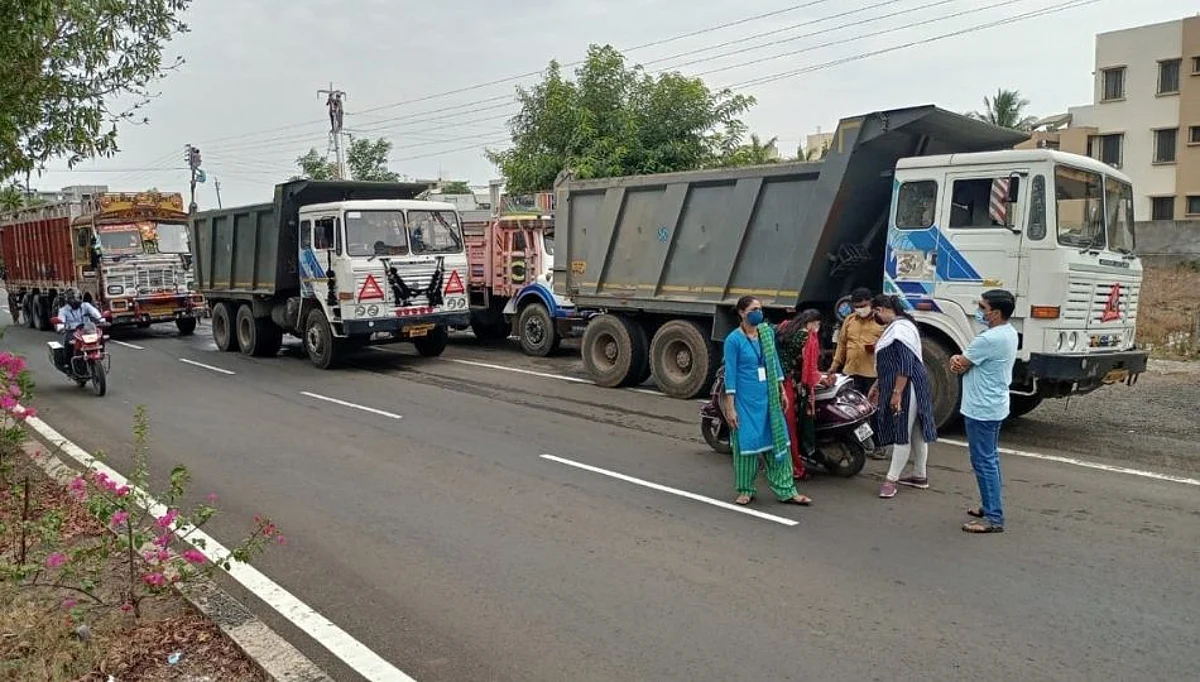 वाळूचा ट्रक तपासणीसाठी उभा केला म्हणून महिला तलाठीला केली मारहाण