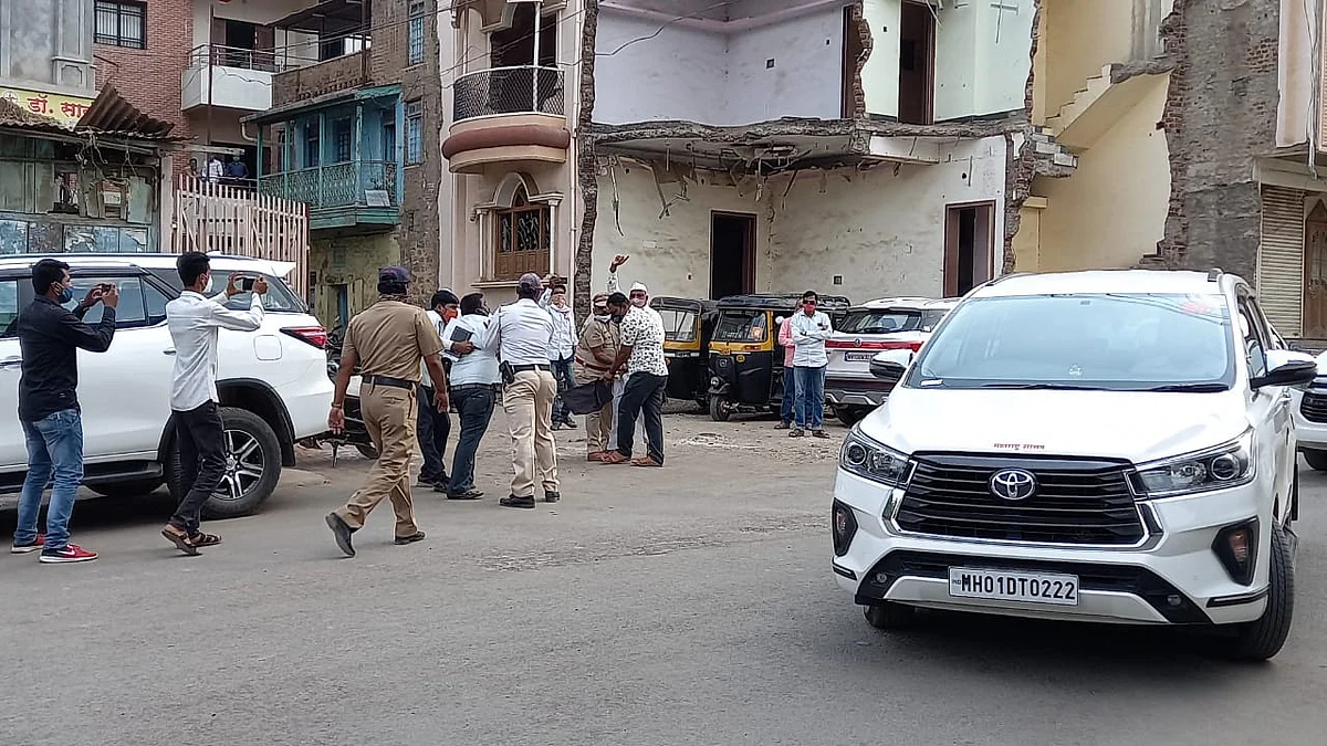 बार्शीत पालकमंत्री दत्तात्रय भरणे यांना दाखवले काळे झेंडे
