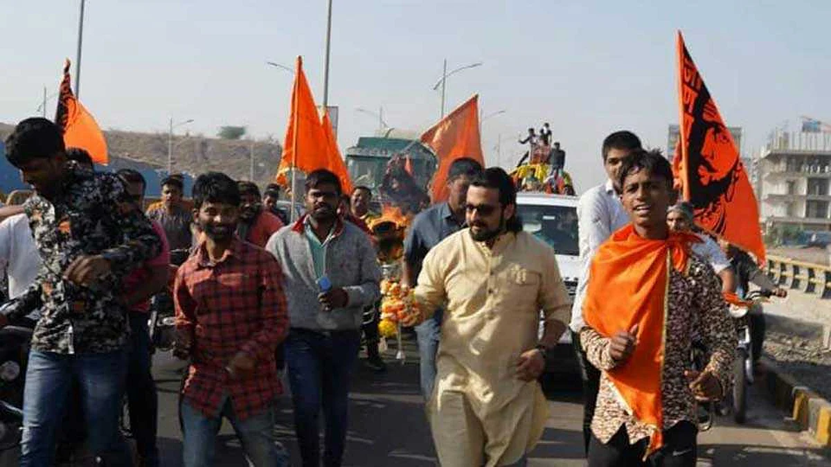 Loksabha 2019 : प्रचारासाठी निघालेले अमोल कोल्हे शिवज्योत दिसताच थांबले