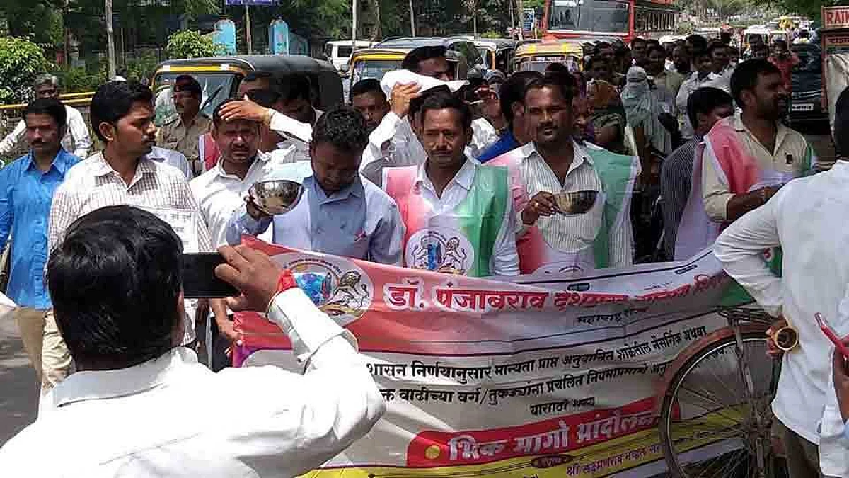 शिक्षक दिनीच शिक्षकांनी रस्त्यावर फिरुन मागीतली भीक; का आली शिक्षकांवर भीक मागण्याची वेळ