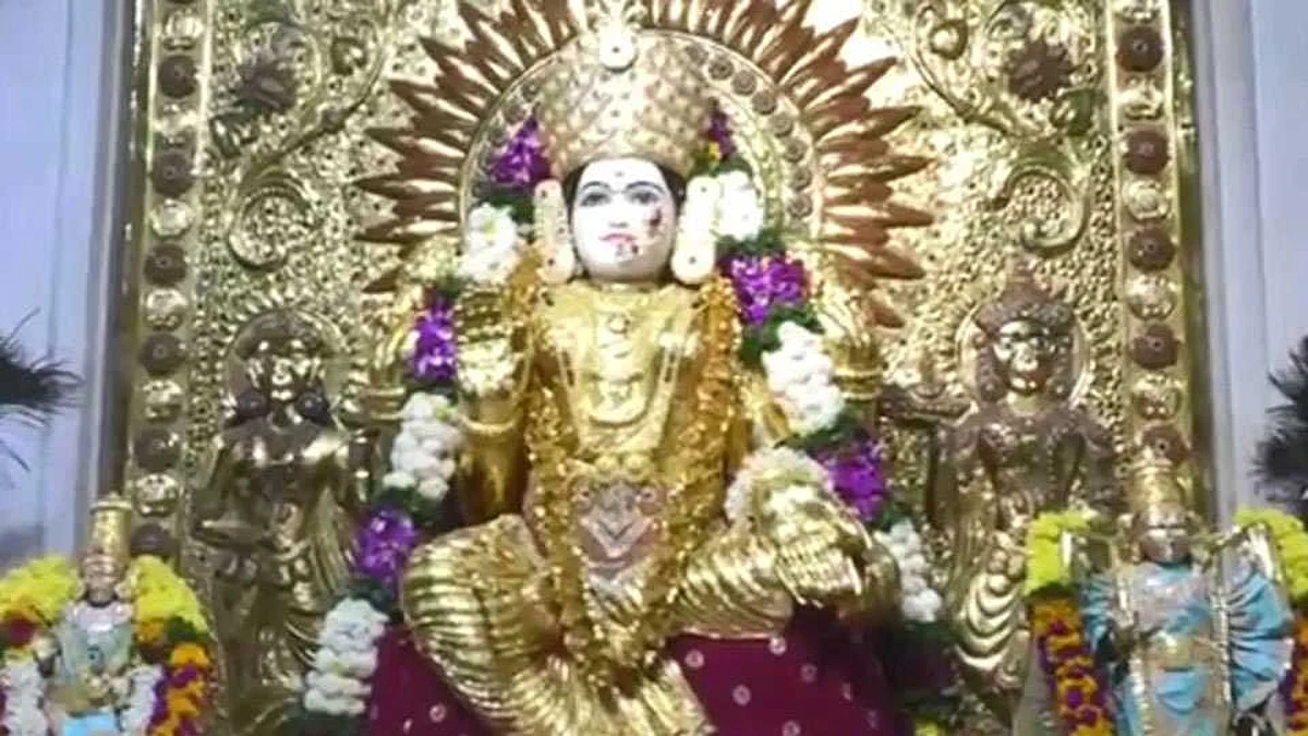 महालक्ष्मीला १६ किलो साेन्याची साडी अर्पण
