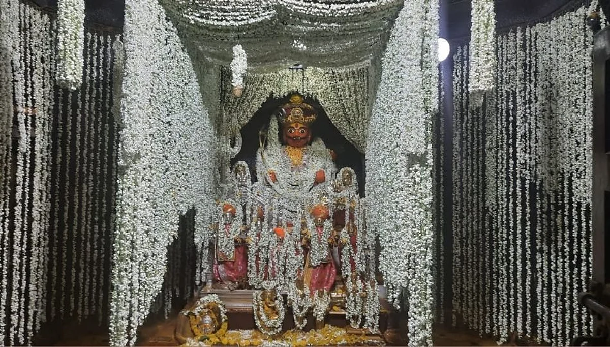 खंडेरायाच्या गाभाऱ्यात मोगऱ्याच्या फुलांची आकर्षक सजावट