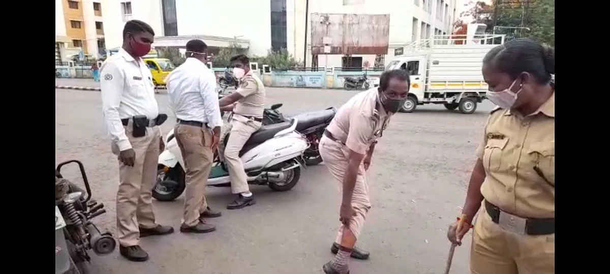 पिसाळलेल्या कुत्र्याचा पोलिसांवर हल्ला, चौघे जखमी