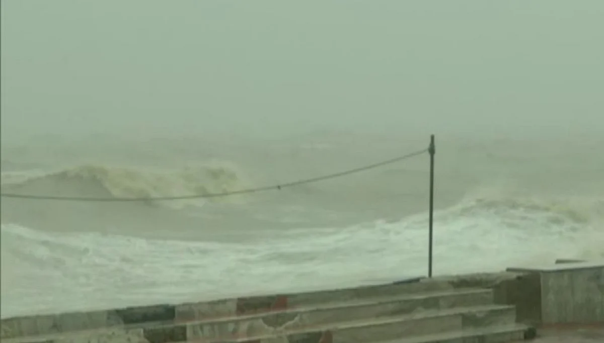 Cyclone Yaas : पश्चिम बंगाल, ओडिसाच्या किनारपट्टी भागात यास’चे थैमान सुरू