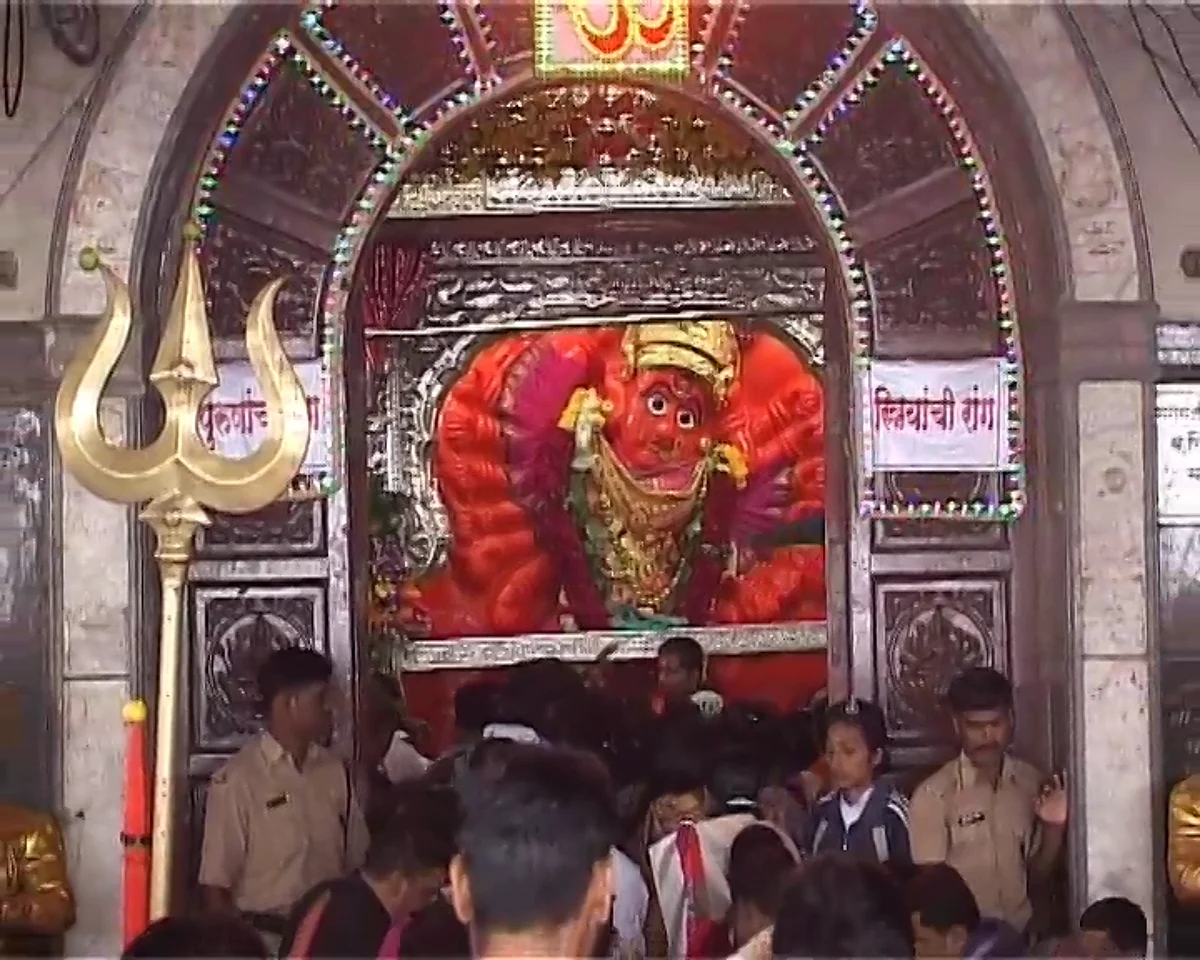 नाशिक | सप्तश्रृंगी देवीचं गाभाऱ्यातील दर्शन बंद! भाविकांचा हिरमोड
