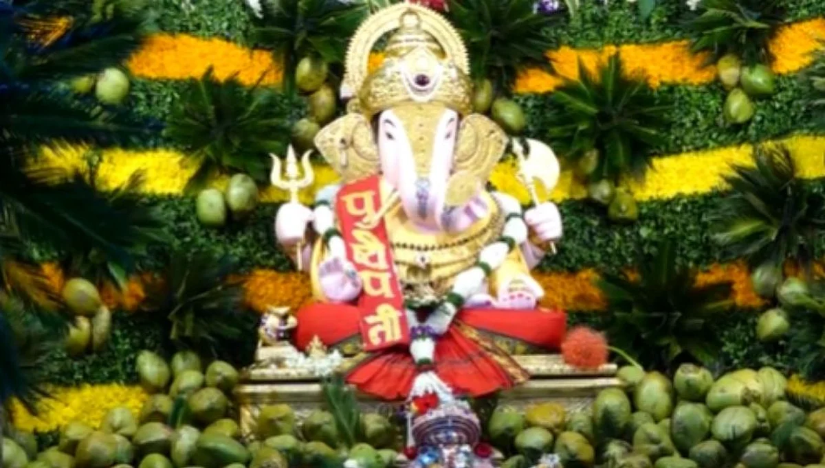 श्रीमंत दगडूशेठ गणपतीसमोर ५०० शहाळ्यांची आरास..(पहा व्हिडिओ)