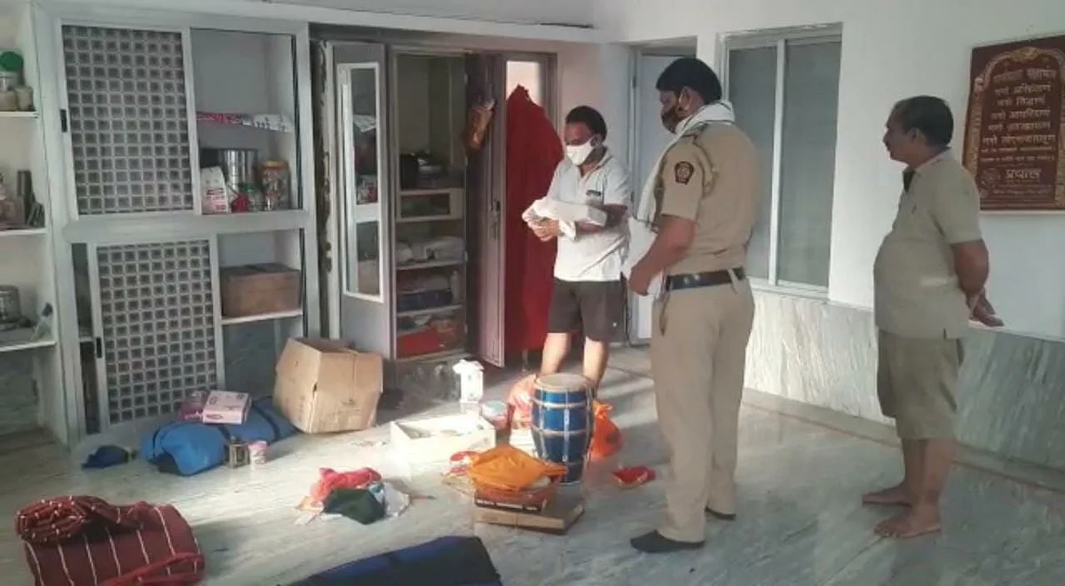 सोन्या चांदीचा देव त्याला चोराचा भेव