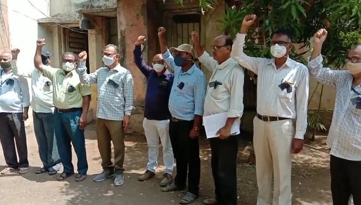 महाराष्ट्र जीवन प्राधिकरण कर्मचाऱ्यांचे काळ्या फिती लावून आंदोलन