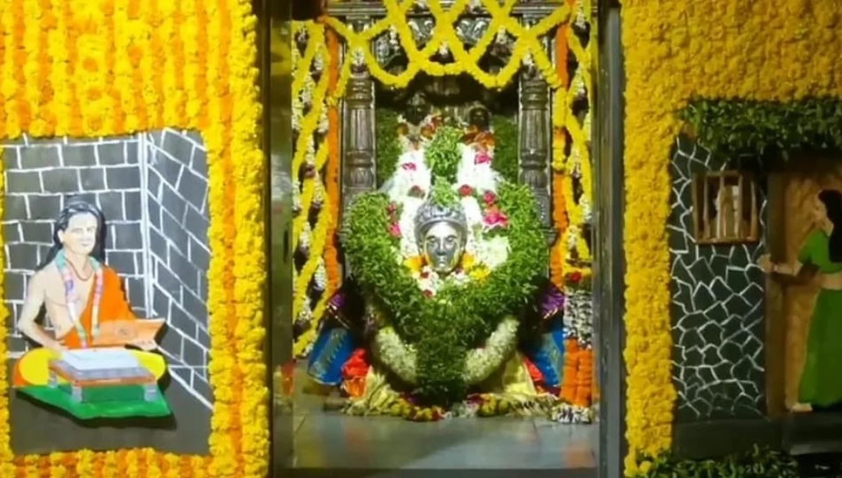 संत ज्ञानेश्वर माऊलींच्या संजीवन समाधी मंदिरात शिवराज्याभिषेक सोहळ्याची प्रतिकृती
