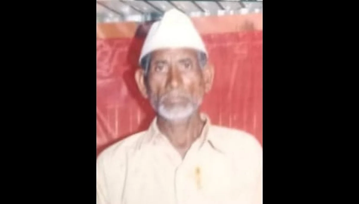 नाल्यात वाहून जाणाऱ्या वृद्धाला न वाचवता लोक व्हिडीओ करण्यात मग्न !