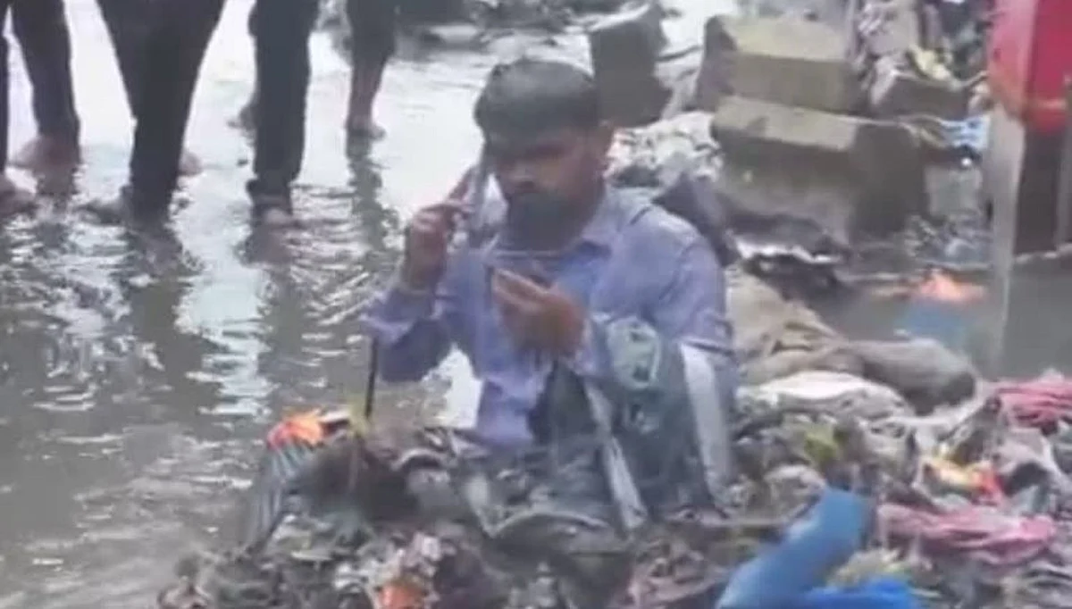 नाल्यातील कचऱ्याच्या पाण्याने कंत्राटदाराला अंघोळ...
