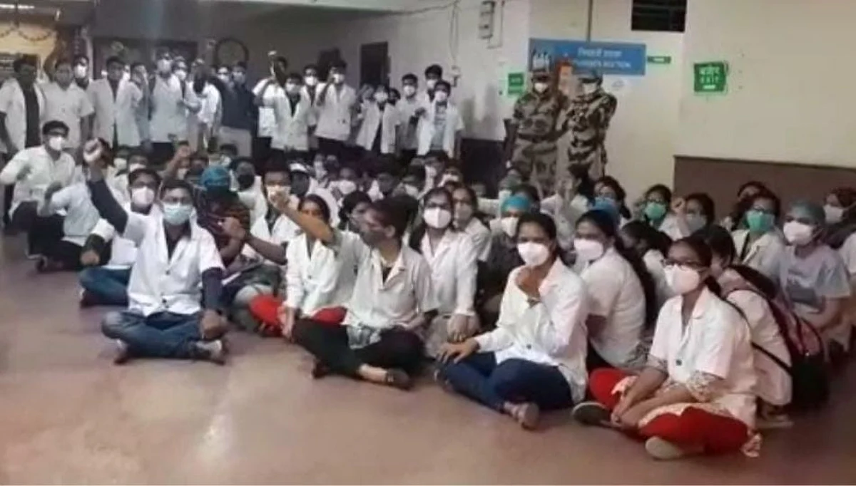 अकोल्यात कोविड रुग्णालयात काम करणारे दीडशे डॉक्टर संपावर
