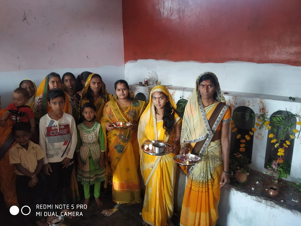 कोरोनाचे संकट दूर करण्यासाठी महिलांनी सातबहीणी मातेकडे घातले साकडे