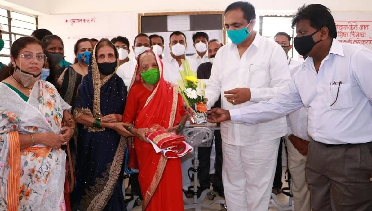 १०८ वर्षांच्या आजींचा जयंत पाटील यांच्याकडून सत्कार