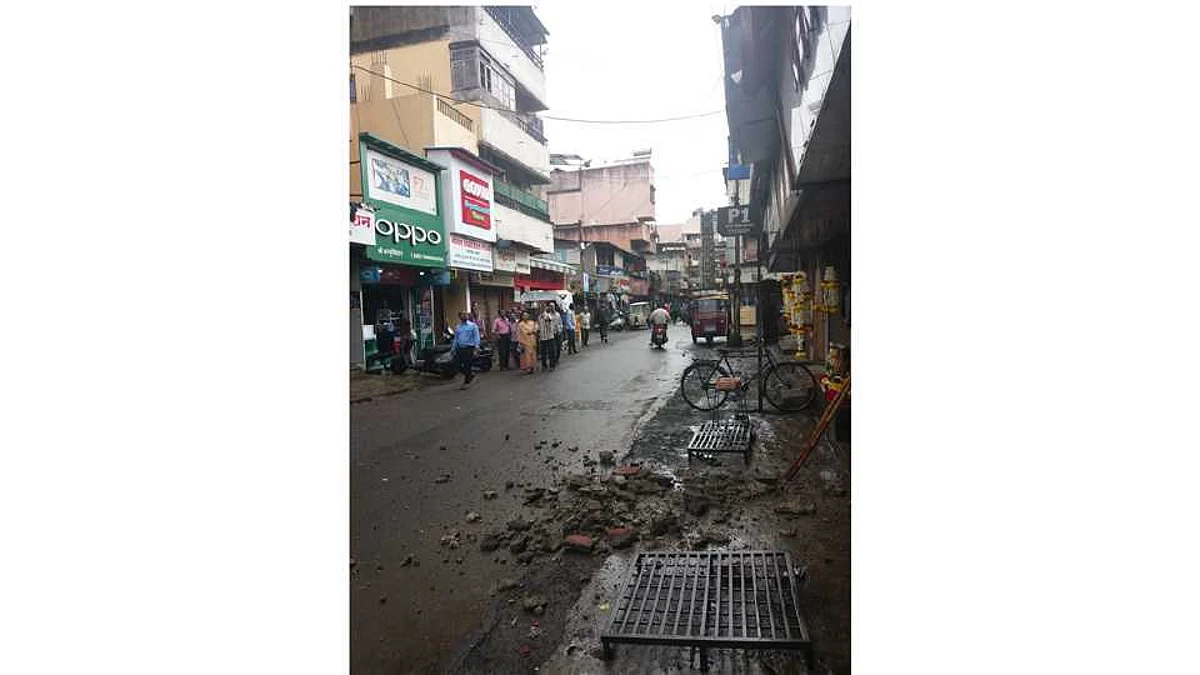 पुण्यात टेरेसचा स्लॅब कोसळला