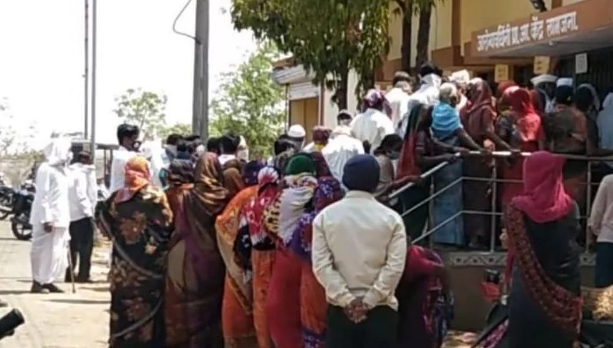 लामजना लसीकरण केंद्रावर तोबा गर्दी, सोशल डिस्टन्सिंगचा फज्जा