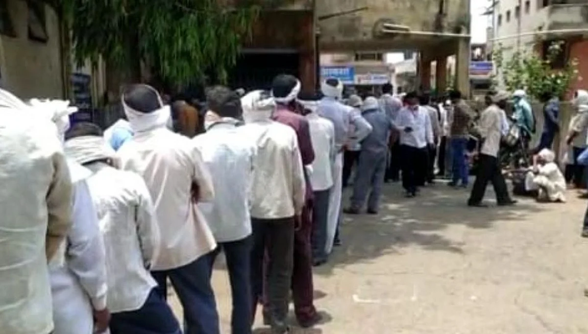 बँकेसमोर ग्राहकांच्या लांबच लांब रांगा, सोशल डिस्टन्सिंगचा फज्जा