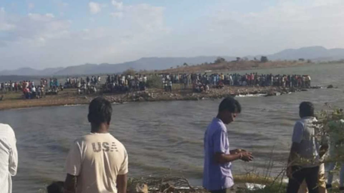 नवापुरात बोट उलटल्याने 15 जण बुडाले