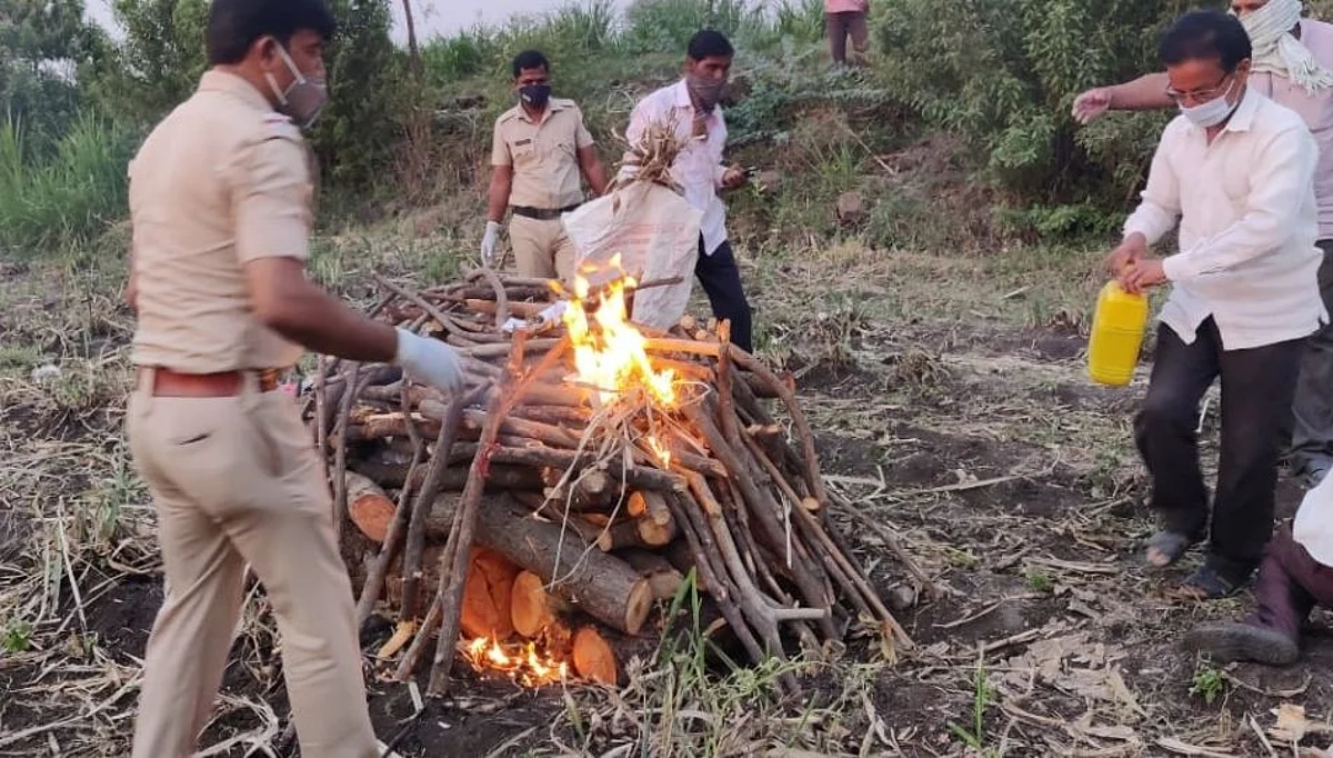 खाकी वर्दीच्या माणुसकीचे दर्शन; कोरोनाने मृत्यू पावलेल्या आजीवर केले अंत्यसंस्कार