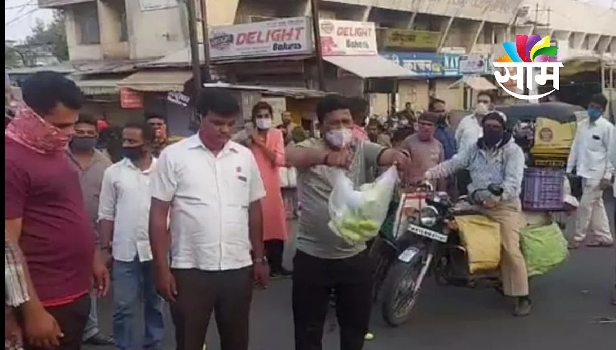 रयत क्रांती संघटनेच्या कार्यकर्त्यांनी रस्त्यावर काकडी फेकून देऊन आंदोलन