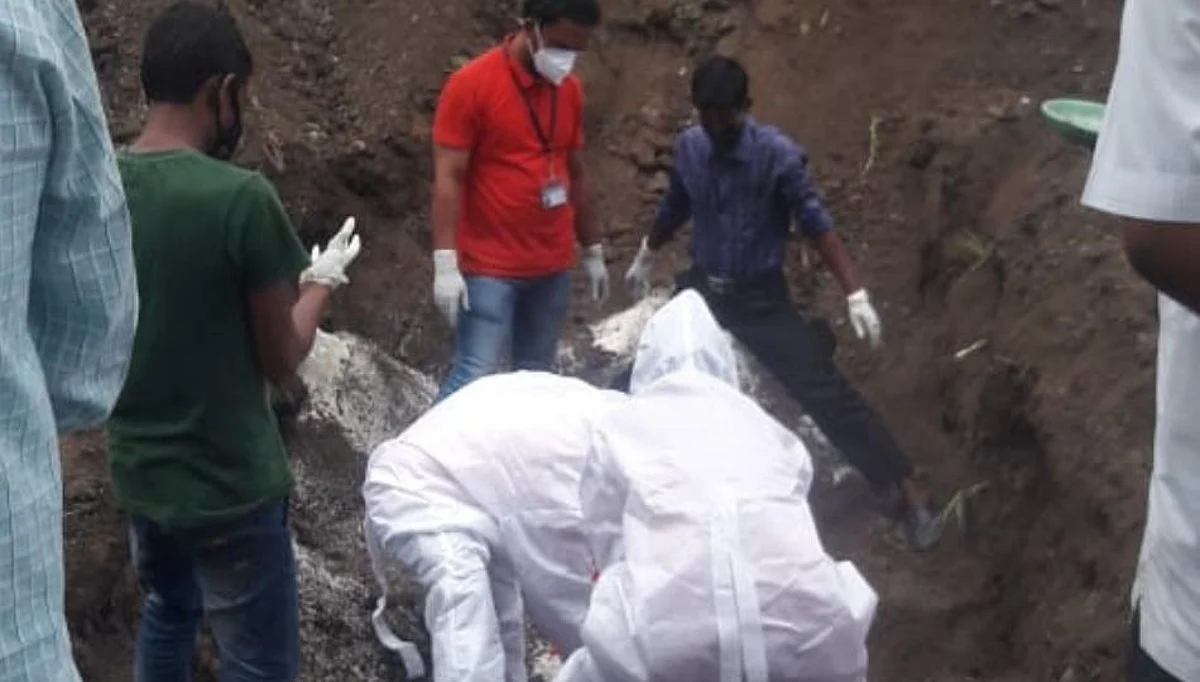 धक्कादायक ! अंत्यविधी केलेला मृतदेह काढला बाहेर