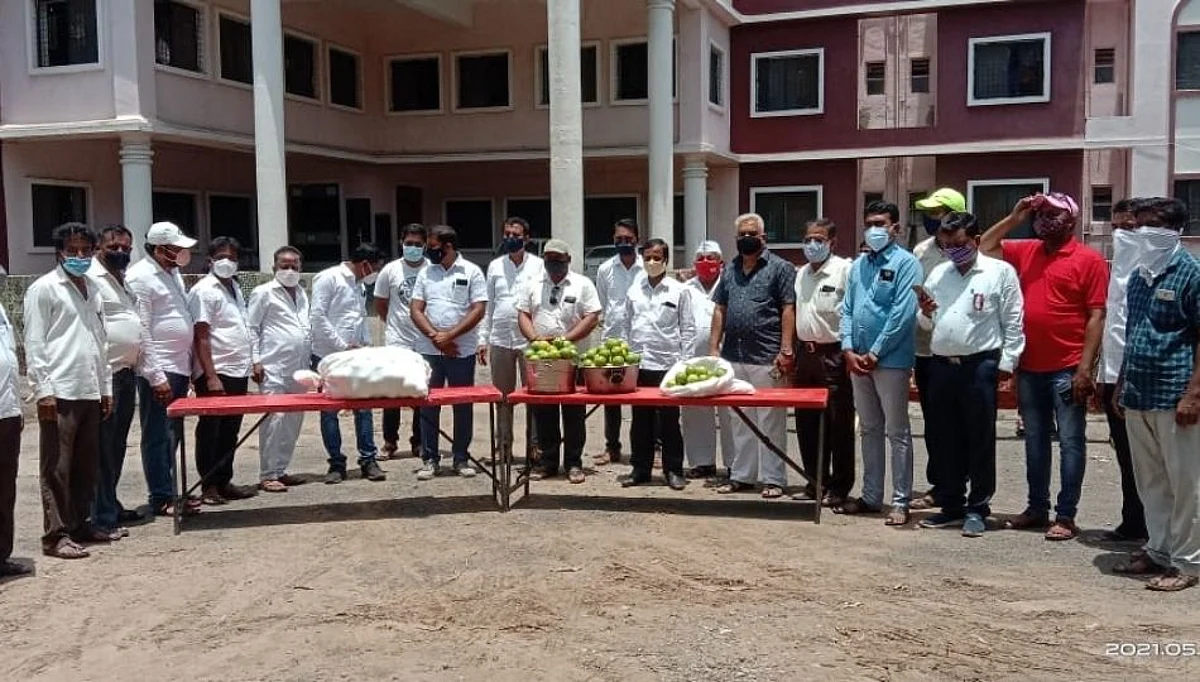 ''या'' व्हॉट्सॲप ग्रुपचा नादच खुळा; कोरोना रुग्णांसाठी जमविले सव्वा लाख रुपये