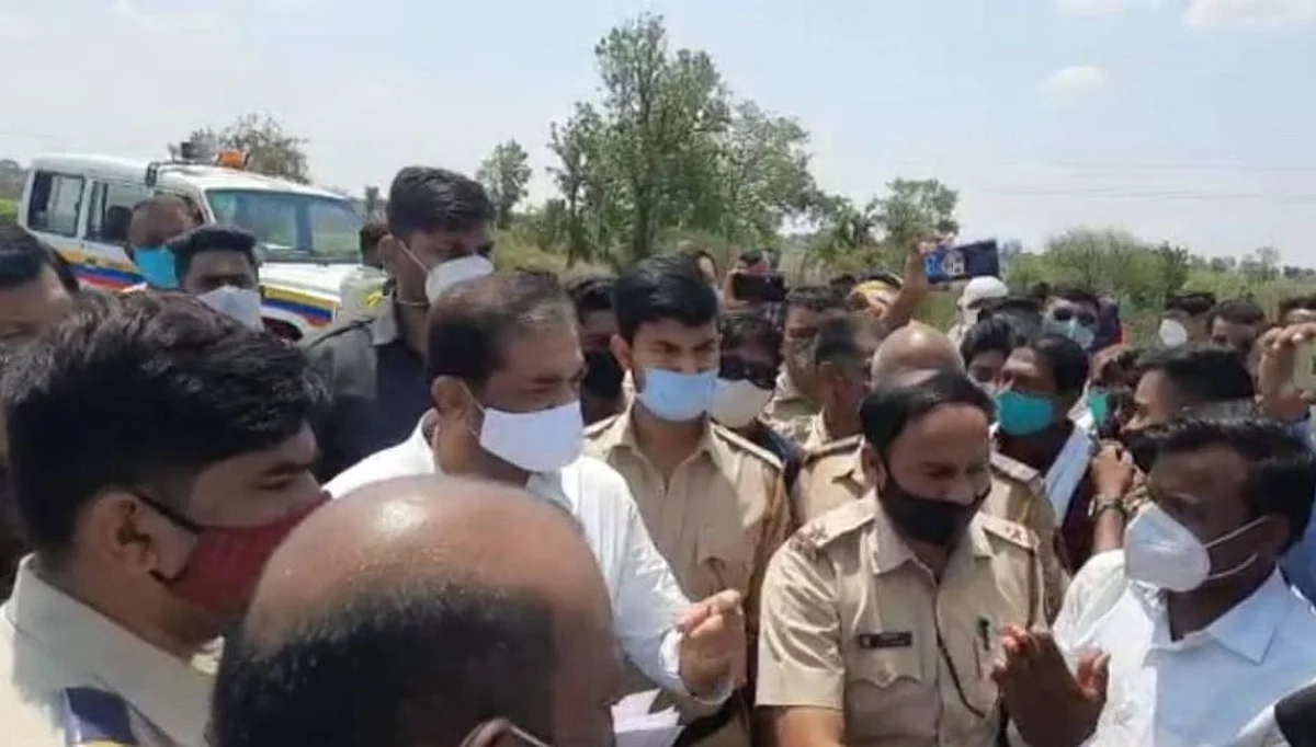 पालकमंत्री सुनील केदार यांचा ताफा अडवून मांडल्या समस्या