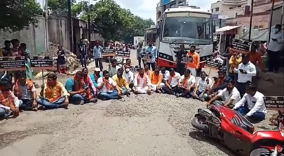 शहरामध्ये खड्ड्यांचे साम्राज्य वाढल्याने शिवसेनेतर्फे करण्यात आला रस्ता रोको