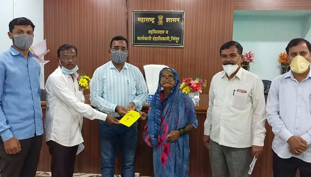 स्थानिक प्रशासनाने तत्परता दाखवत गरजू वृद्धेस दिला आधार