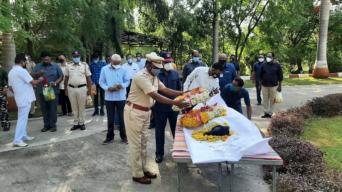 बॉम्ब शोधक व नाशक पथकातील लूसी या श्वानाची तब्येत खालावल्याने मृत्यू