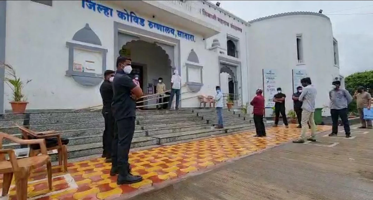साताऱ्यात जम्बो कोव्हिड सेंटर बाहेर प्रशासनाकडुन चक्क बाऊन्सरची नियुक्ती...