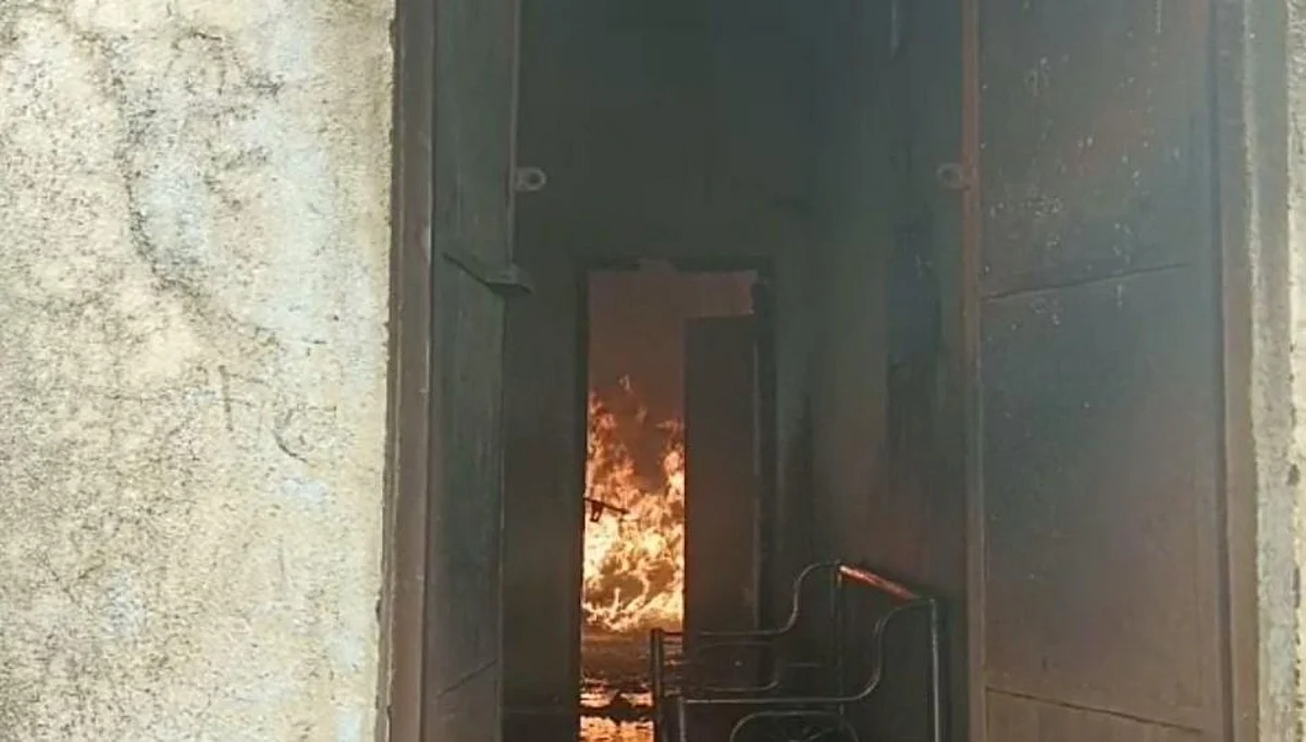 घरासह घरगुती गोदामाला आग लागल्याने शेतकऱ्याचे ४ लाखाचे नुकसान...