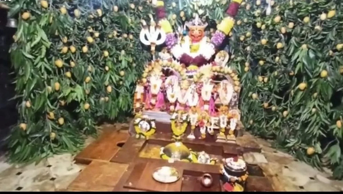 जेजुरीच्या खंडोबा मंदिरात हापूस आंब्याची आरास