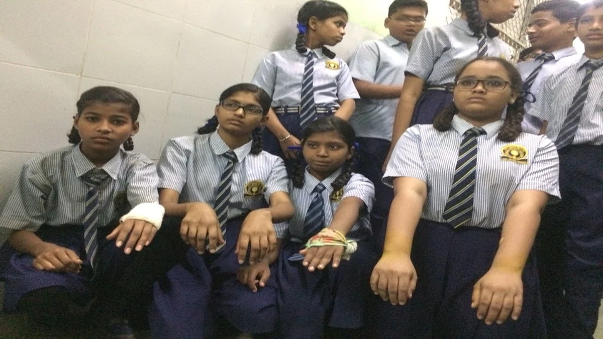 वर्गात मोठा आवाज झाला म्हणून 79 विद्यार्थ्यांना मारहाण