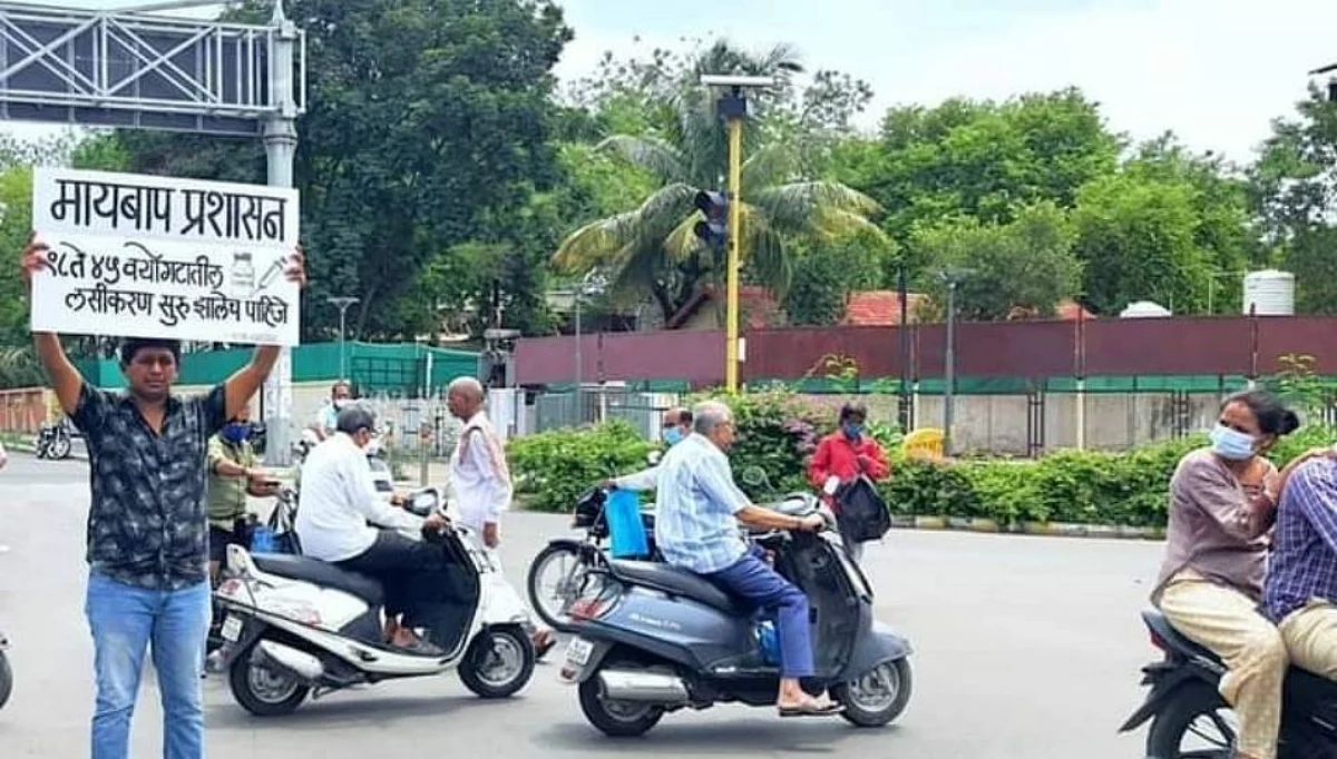 सोलापुरात लसीकरणासाठी तरुणाचं 'गांधीगिरी' शैलीत आंदोलन