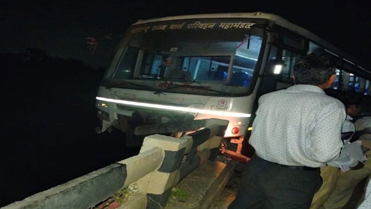 Wardha Bus Accident News पुलाच्या कठड्यात बस अडकली; थरारक बस