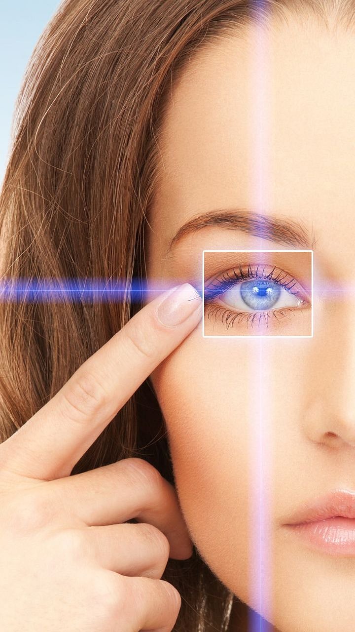 Eyes Twitching डोळा फडफडणं शुभ असतं की अशुभ...?eyes twitching