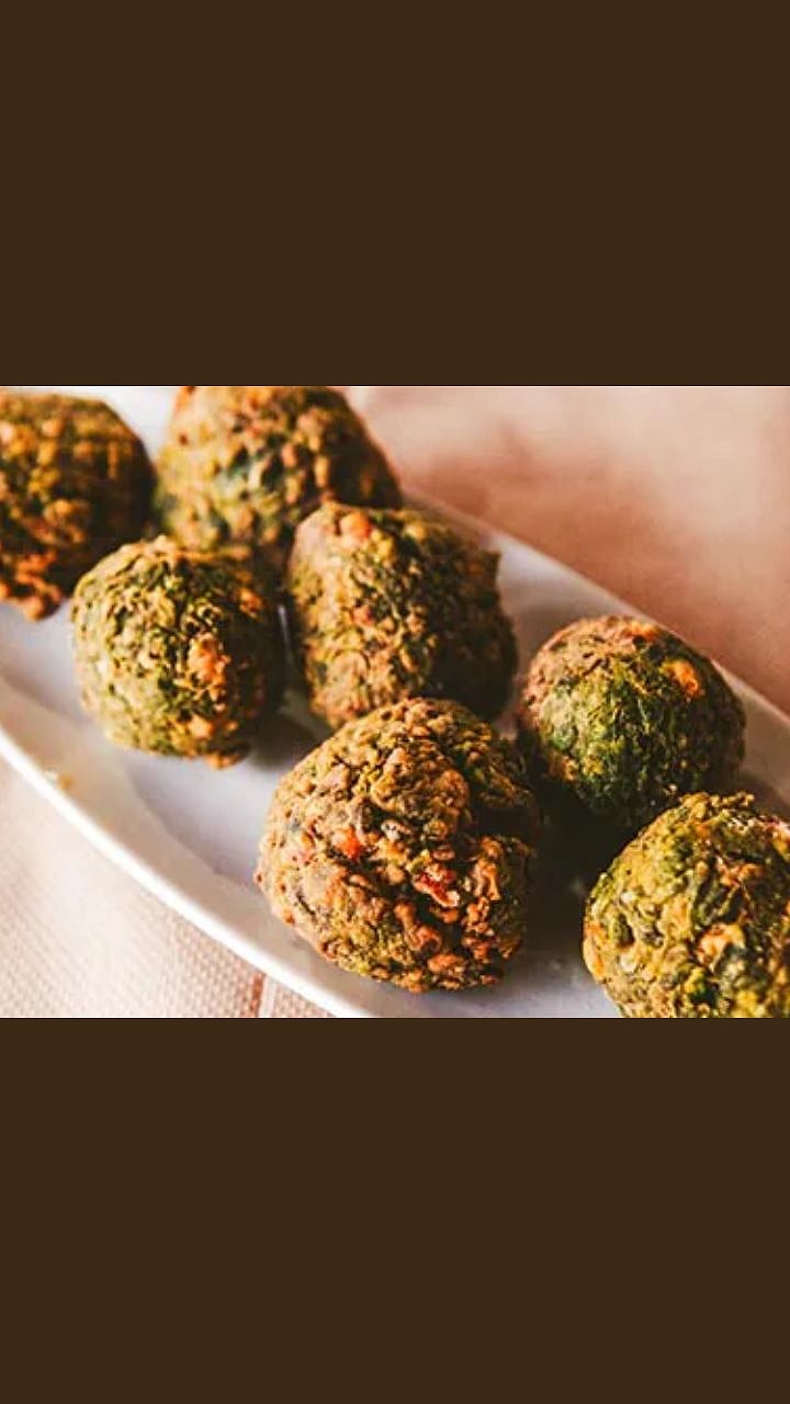 Healthy Breakfast: उरलेल्या चपात्यांपासून बनवा टेस्टी रोटी बॉल्स, जाणून ...