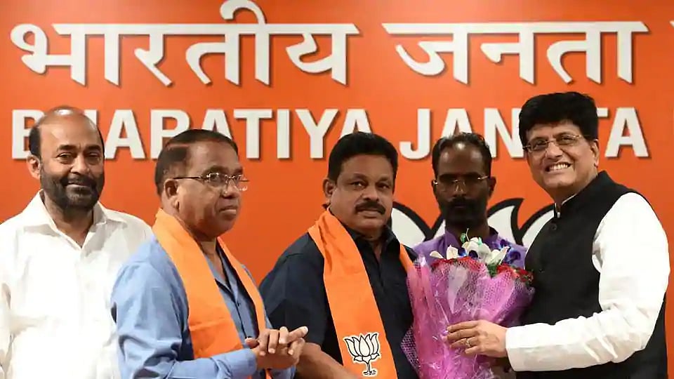 शिरोड्याचे माजी आमदार सुभाष शिरोडकरांना कॉंग्रेस नेत्यांचा विरोध SaamTV